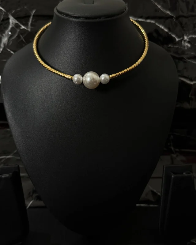 ✨ Crafted with 916 gold plating and adorned with high-quality pearls, our Pearl Hasli Necklace is the perfect blend of luxury and tradition.  Dm us “LINK” for direct purchasing link OR shop from www.boogybird.com 💛✨ 

#BoogybirdJewelry #GoldPlated #PearlLove #TimelessStyle #JewelryAddict #boogybird